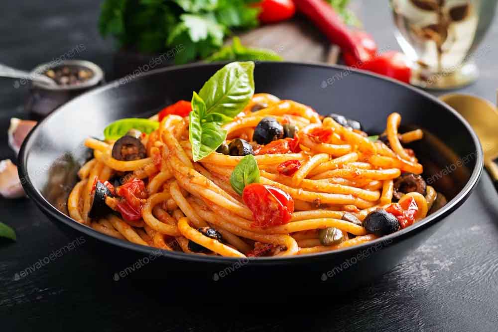 Original italienische Spaghetti alla Puttanesca Rezept - Amoliano